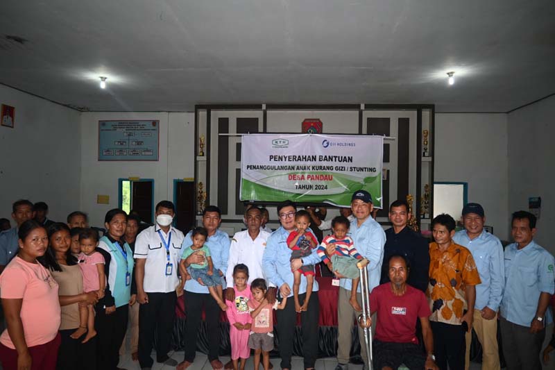 Direktur PT. Korintiga Hutani Park Jong Myung (gendong anak pakai topi) dengan anak-anak penerima bantuan penanggulangan anak kurang gizi/stunting Desa Pandau