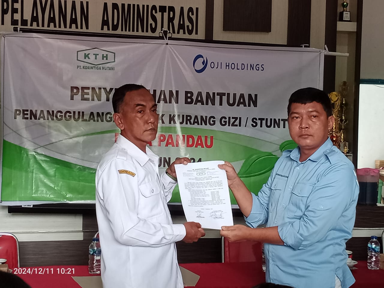 Kepala Desa Pandau Agung Purnomo dengan Deputy General Manager PT. Korintiga Hutani Rais Sugito serah terima naskah berita acara bantuan penanggungan anak kurang gizi/stunting di Desa Pandau