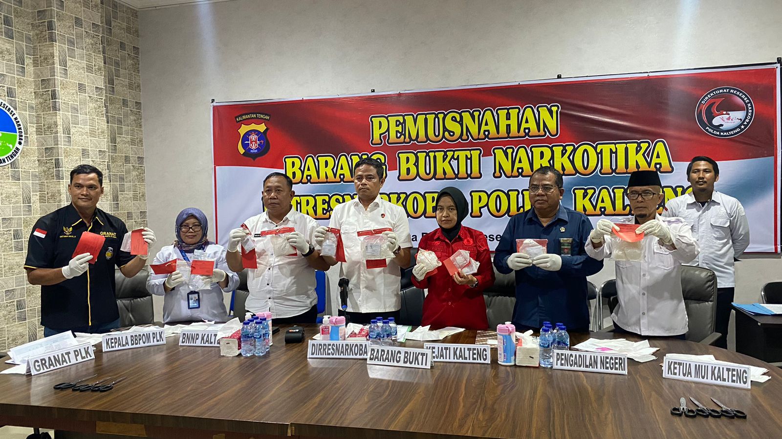 PEMUSNAHAN: Direktur Reserse Narkoba (Dirresnarkoba) Polda Kalteng Kombes Pol Dodo Hendro Kusuma bersama sejumlah pihak lainnya saat pemusnahan barang bukti narkoba.
