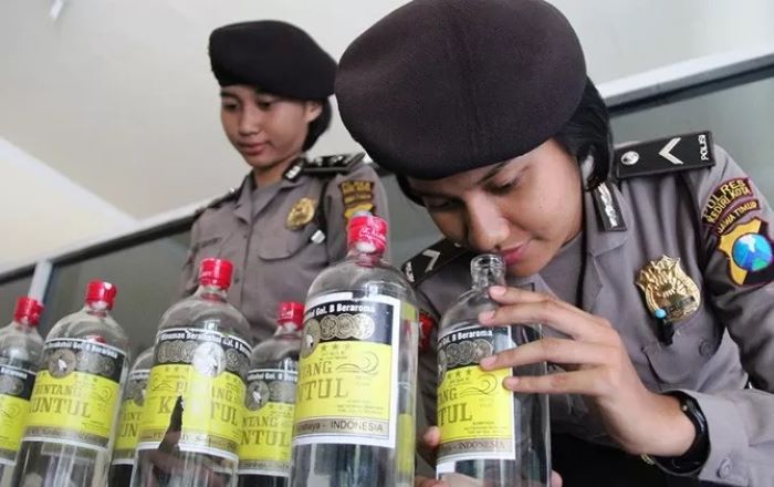 MIRAS : Polwan terlibat razia penertiban penjual minuman keras (miras) ilegal. (ILUSTRASI/JAWA POS)