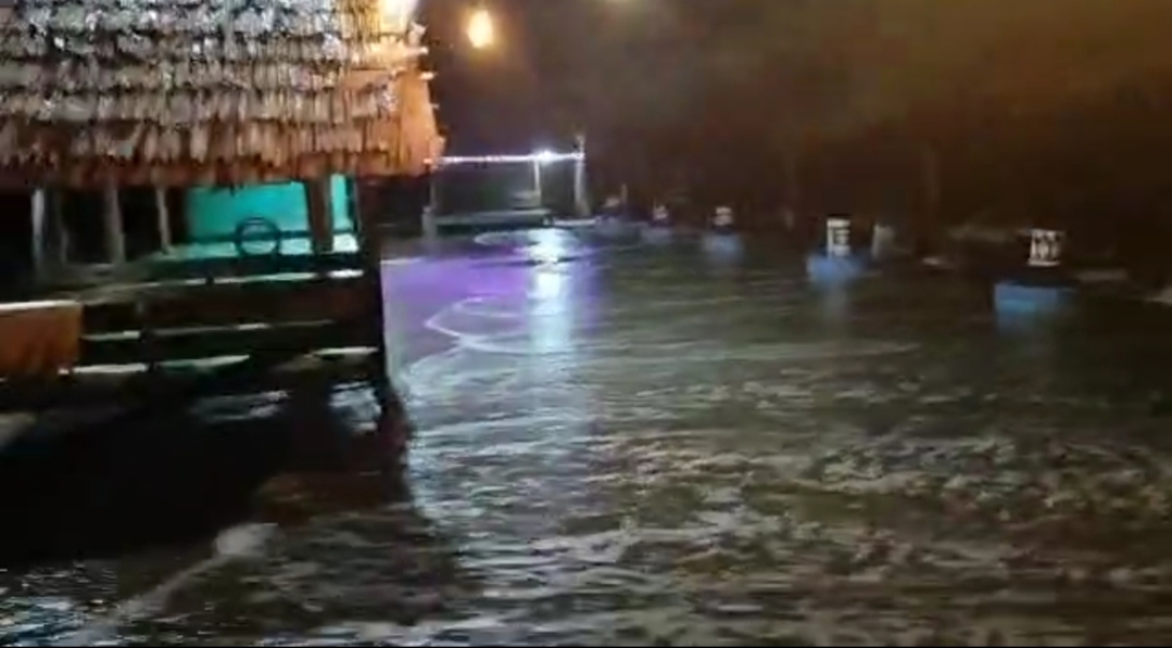 Hujan deras, disertai angin kencang dan petir menyebabkan banjir rob di pesisir Desa Kubu, Kecamatan Kumai, Kotawaringin Barat, Sabtu (14/12) pukul 19.10 WIB. (Istimewa)