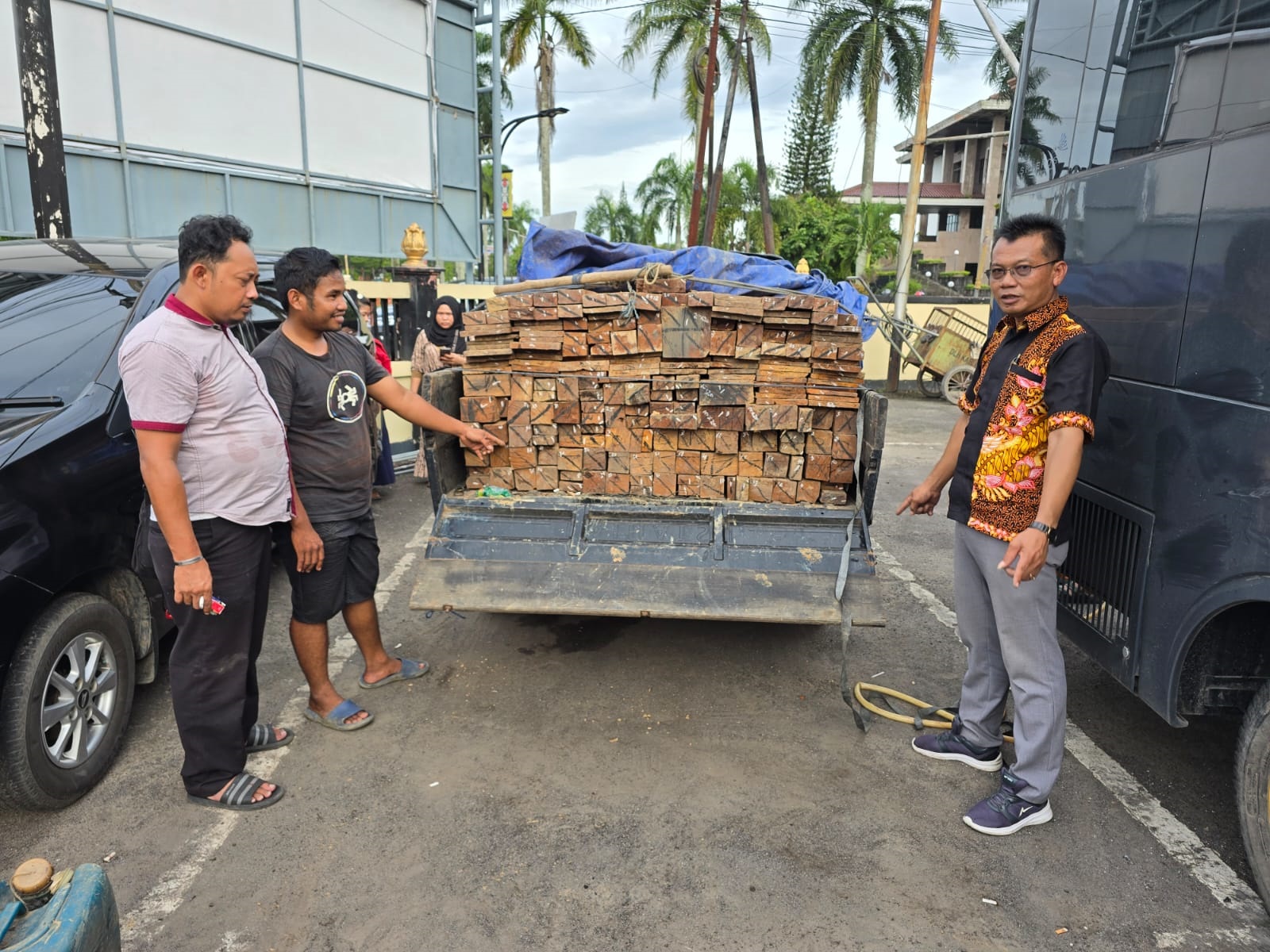 TANPA DOKUMEN SAH: Anggota Satreskrim Polres Kotim yang mengamankan pikap mengangkut kayu ulin hasil ilegal logging, Sabtu (14/12) siang.