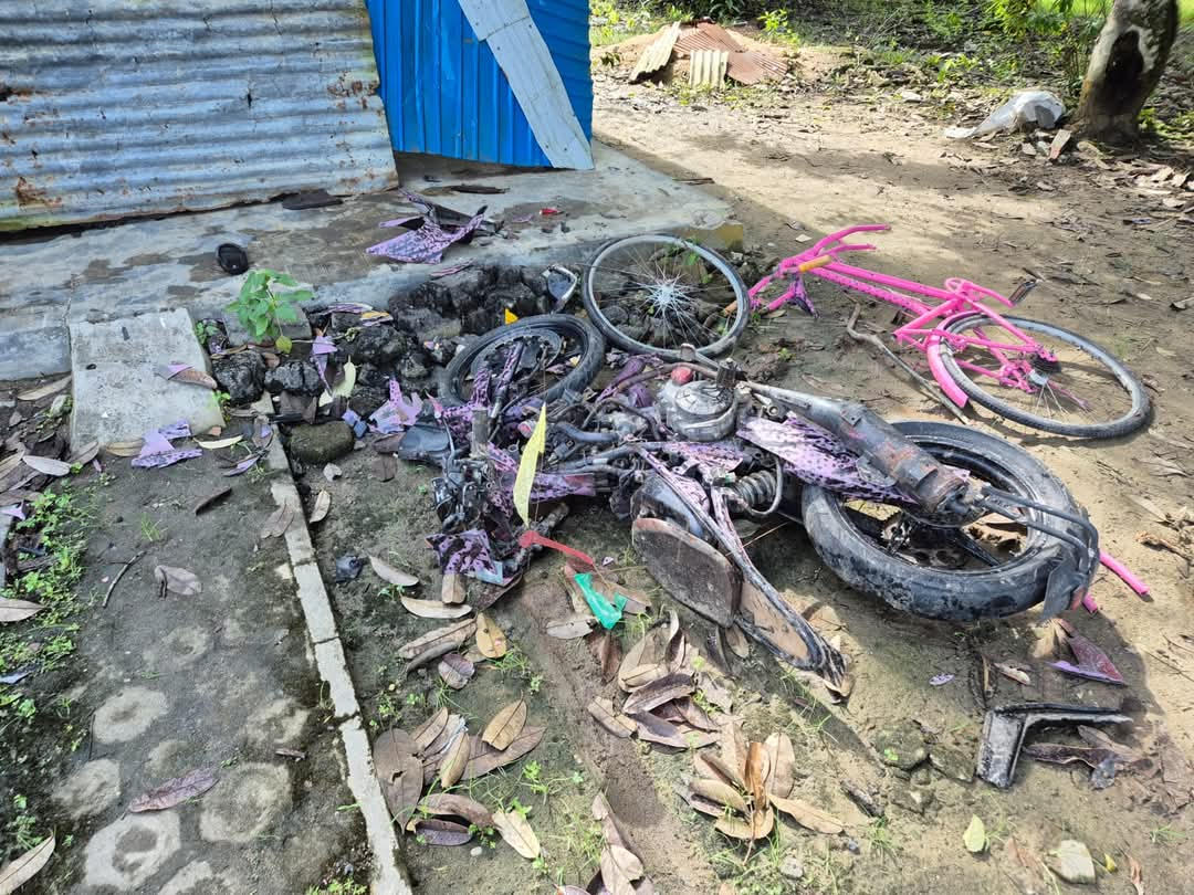 HANCUR:  Kondisi motor yang dirusak dan dibakar oleh seorang pria yang diduga mengalami gangguan jiwa, Sabtu (14/12).