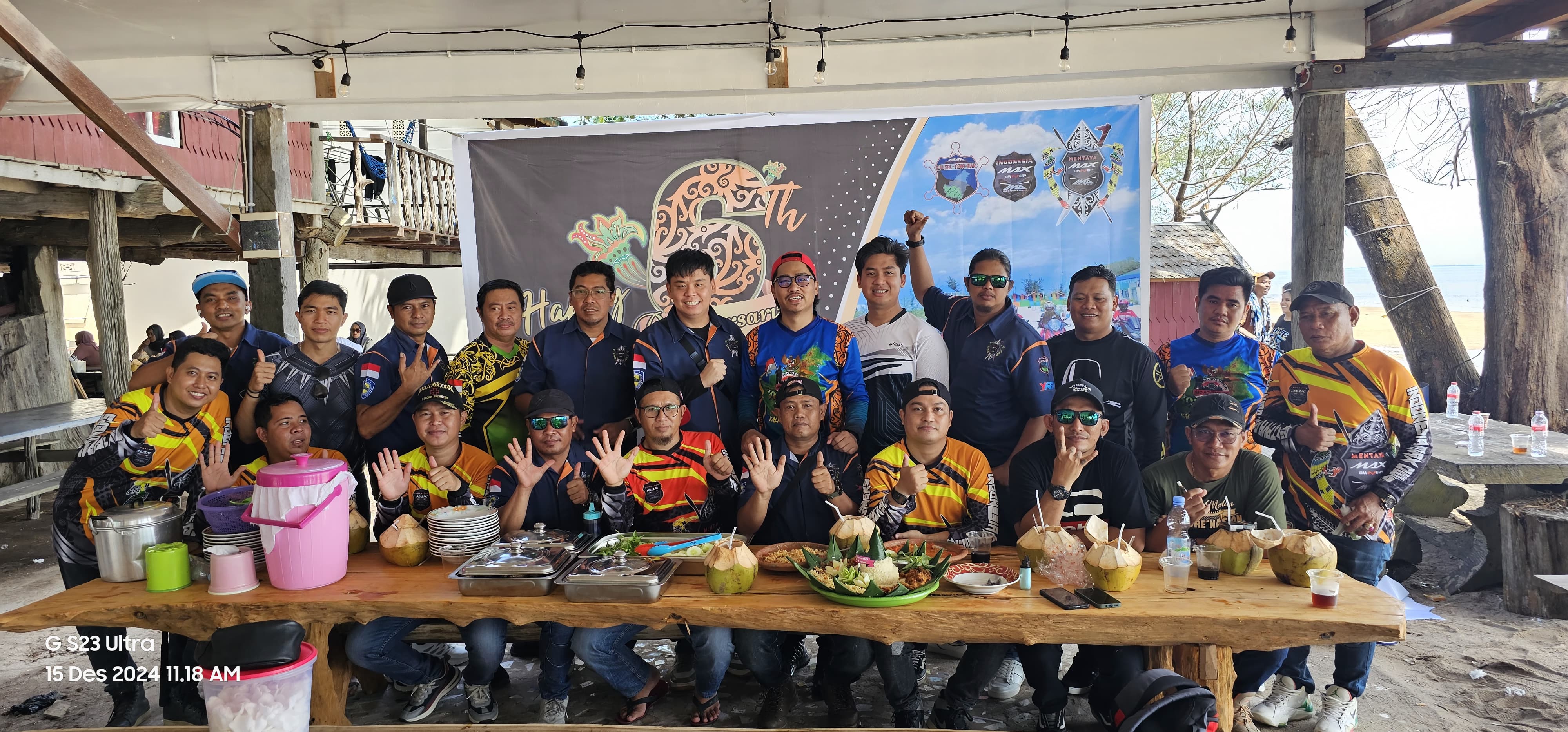 Kekompakan anggota, ketua dan penasehat serta humas Komunitas motor Yamaha Nmax, Mentaya Max Owner (MMO) Sampit, saat anniversary ke 6 di Pantai Ujung Pandaran, Minggu (15/12)