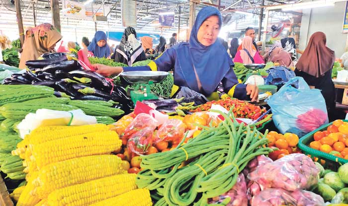 PASAR: Aktivitas di pasar tradisional di Kota Sampit, Sabtu (14/12/2024). (YUNI/RADAR SAMPIT)  &nbsp;