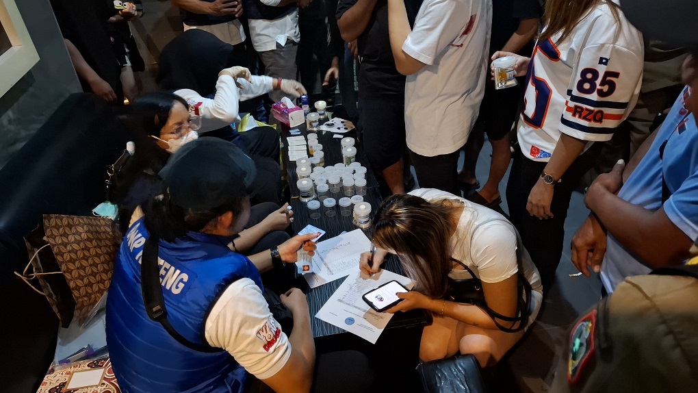 MENDADAK: Razia tim gabungan dan pelaksanaan tes urine kepada puluhan pengunjung Karaoke di Jalan Jeruk I Sampit, Kecamatan Mentawa Baru Ketapang, Sampit, Minggu (15/12) dini hari.