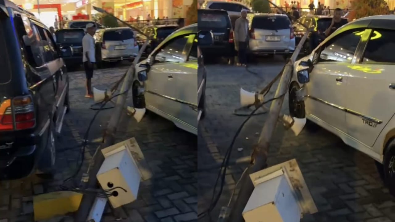 Sebuah mobil milik warga yang terparkir di salah satu halaman pusat perbelanjaan yang ada di Jalan Jenderal Sudirman, kilometer 1,5, Kecamatan Mentawa Baru Ketapang, rusak berat akibat tertimpa tiang.