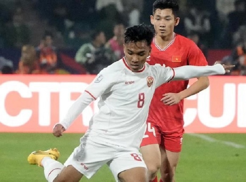 Pemain timnas Indonesia saat berhadapan dengan pemain timnas Vietnam di grup B Piala AFF 2024, Minggu (15/12).