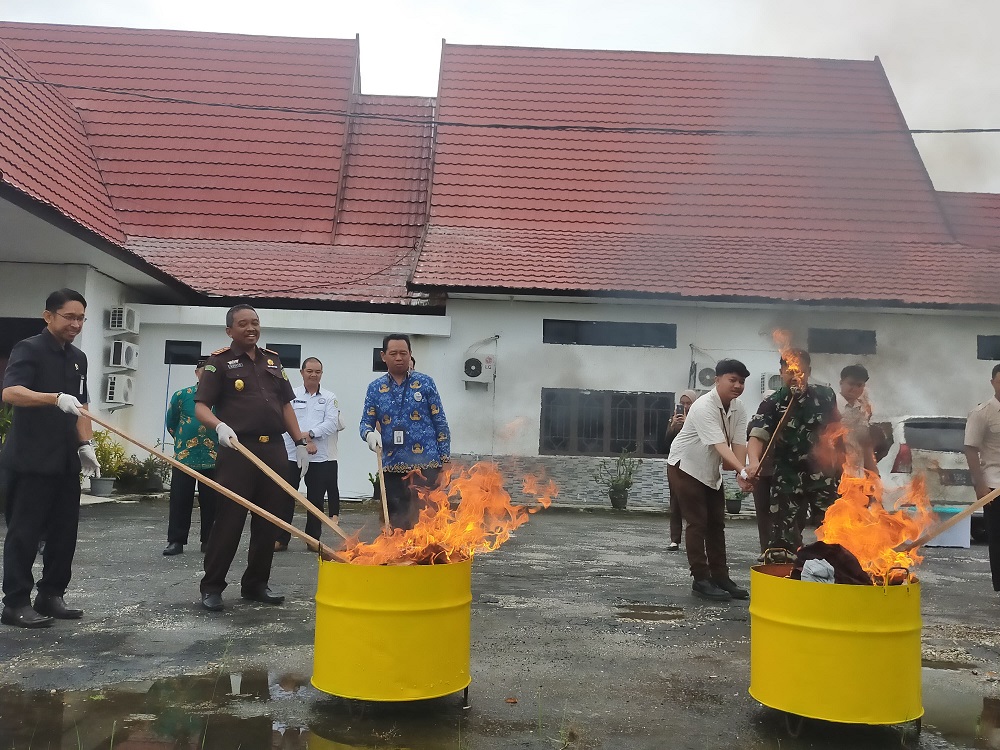 Kajari Gumas Sugito bersama pihak terkait melakukan pemusnahan barang bukti tindak pidana umum, di halaman kantor kejari setempat, Selasa (17/12).