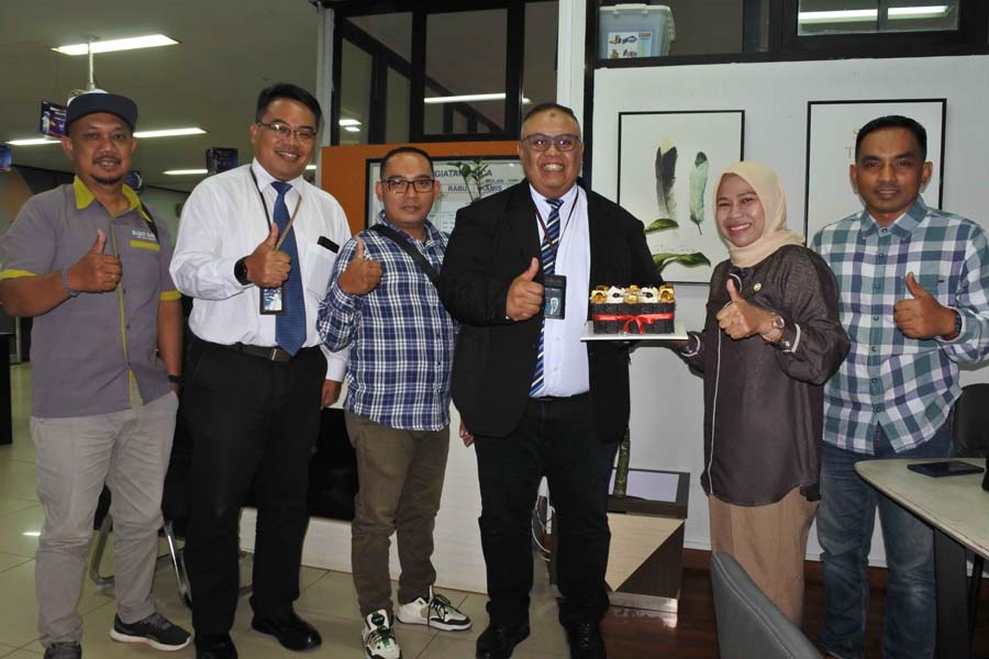 ULANG TAHUN: Direktur Radar Sampit Siti Fauziah bersama tim bersilaturahmi ke BRI sekaligus memberikan ucapan selamat ulang tahun. Kehadiran rombongan Radar Sampit disambut langsung oleh Pemimpin BRI.