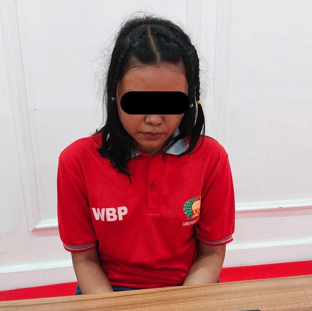 SIDANG: Irma Sinaga karyawan PT SMG, terdakwa pnggelapan uang perusahaan mengalani sidang putusan Pengadilan Negeri Nanga Bulik.ISTIMEWA/RADAR SAMPIT