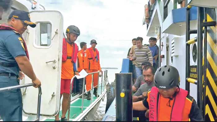 EVAKUASI: Anak buah kapal dan nakhoda KM Madani Setia dipindahkan dari tugboat penyelamat TB Karya Tangguh ke Kapal KPLP Kumai, baru-baru ini.&nbsp;IST/RADAR SAMPIT