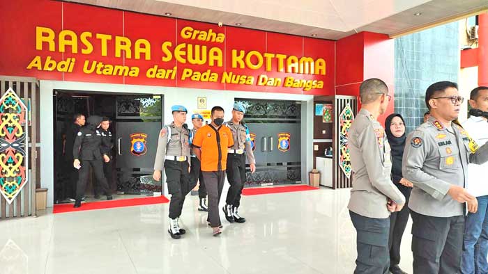 TETAPKAN TERSANGKA: Oknum polisi bertugas di Polresta Palangka Raya, Brigadir AKS, diperlihatkan ke publik dalam konferensi pers yang digelar Polda Kalteng, Senin (16/12).&nbsp;DODI/RADAR SAMPIT
