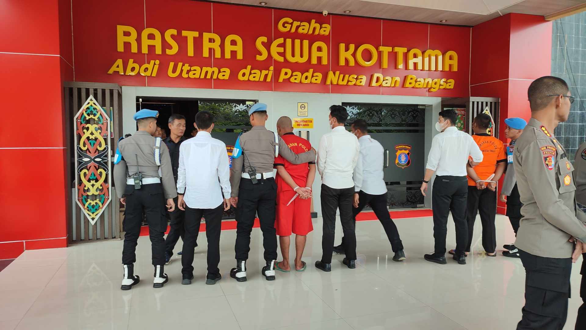 MH saat digiring petugas ditampilkan ke publik atas keterlibatan dugaan pembunuhan melibatkan oknum polisi yang bertugas di Polresta Palangka Raya.
