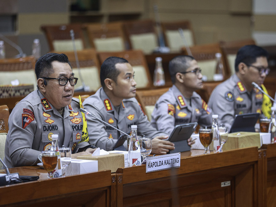 Kapolda Kalimantan Tengah Irjen Pol Djoko Poerwanto (kiri) menyampaikan paparan pada Rapat Dengar Pendapat (RDP) dengan Komisi III DPR di Kompleks Parlemen, Senayan, Jakarta, Selasa (17/12/2024). Rapat tersebut beragenda mendengarkan penjelasan Kapolda Ka