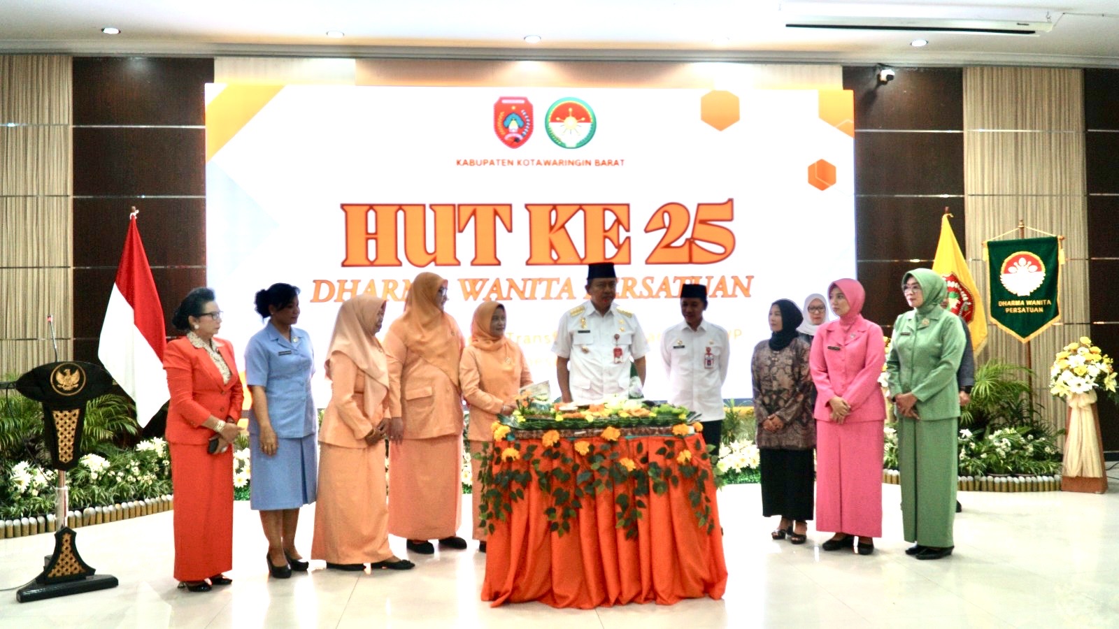 Dharma Wanita Persatuan (DWP) Kabupaten Kotawaringin Barat (Kobar) menggelar puncak peringatan Hari Ulang Tahun (HUT) ke-25 di Aula Sangga Banua, Kantor Bupati Kobar, pada Rabu (18/12).