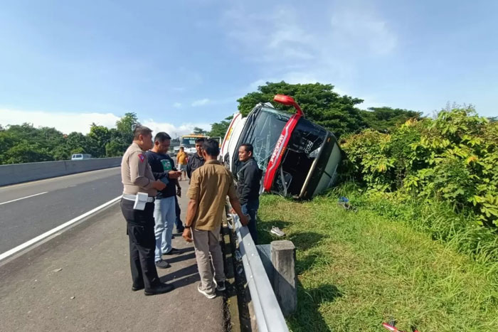 INSIDEN: Kecelakaan lalu lintas melibatkan bus penumpang dengan tronton di di Jalan Tol KM 423 Jalur B Banyumanik, Kecamatan Banyumanik, Kota Semarang, Kamis (19/12/2024). JAWAPOS RADAR SEMARANG
