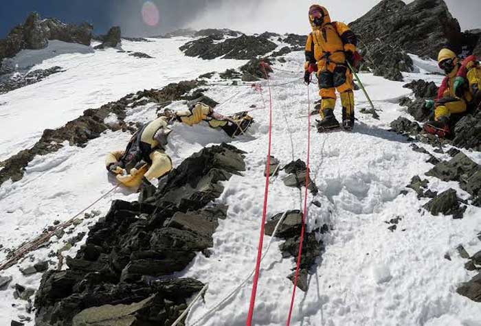SULIT EVAKUASI: Mayat pendaki yang membeku di Gunung Everest.