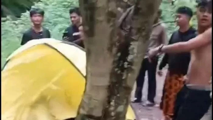 SEJOLI MESUM: Tenda kuning yang bikin resah para wisatawan di bumi perkemahan Malang, Jawa Timur. TANGKAPAN LAYAR