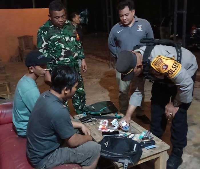 PERIKSA : Petugas gabungan Kecamatan Pangkalan Banteng, Kobar memeriksa tempat karaoke dan barak di kegiatan patroli cipta kondisi, Rabu (18/12/2024) dini hari. ISTIMEWA/RADAR PANGKALAN BUN