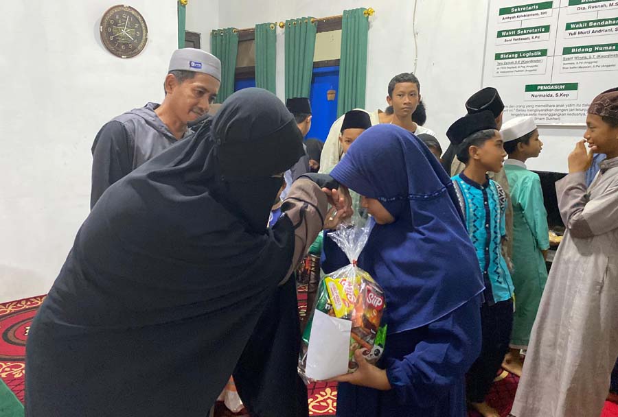 Perkumpulan Istri Karyawan Astra Agro (PERISKA) di PT Gunung Sejahtera Ibu Pertiwi dan PT Agro Menara Rachmat (GSIP-AMR), saat kegiatan tali kasih dengan anak yatim dan dhuafa. (Istimewa)