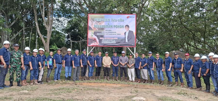 Pelepasan burung hantu sekaligus penanaman pohon di areal hutan konservasi oleh CEO Azmi Jafar, CEO Kalimantan Tengah dan Barat &ndash; Ondra Utama dan Pejabat Pemkab Kotim.