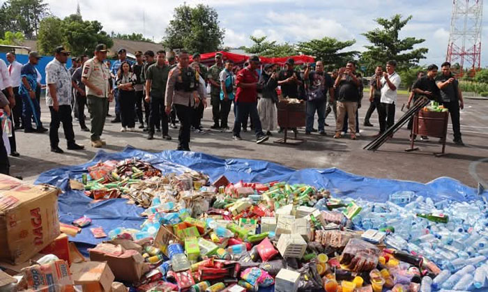 PEMUSNAHAN: Kapolres Kobar AKBP Yusfandi Usman saat kegiatan pemusnahan berbagai barang bukti hasil cipta kondisi di halaman Satlantas Polres Kobar, Jumat. (20/12/2024). ISTIMEWA/RADAR PANGKALAN BUN