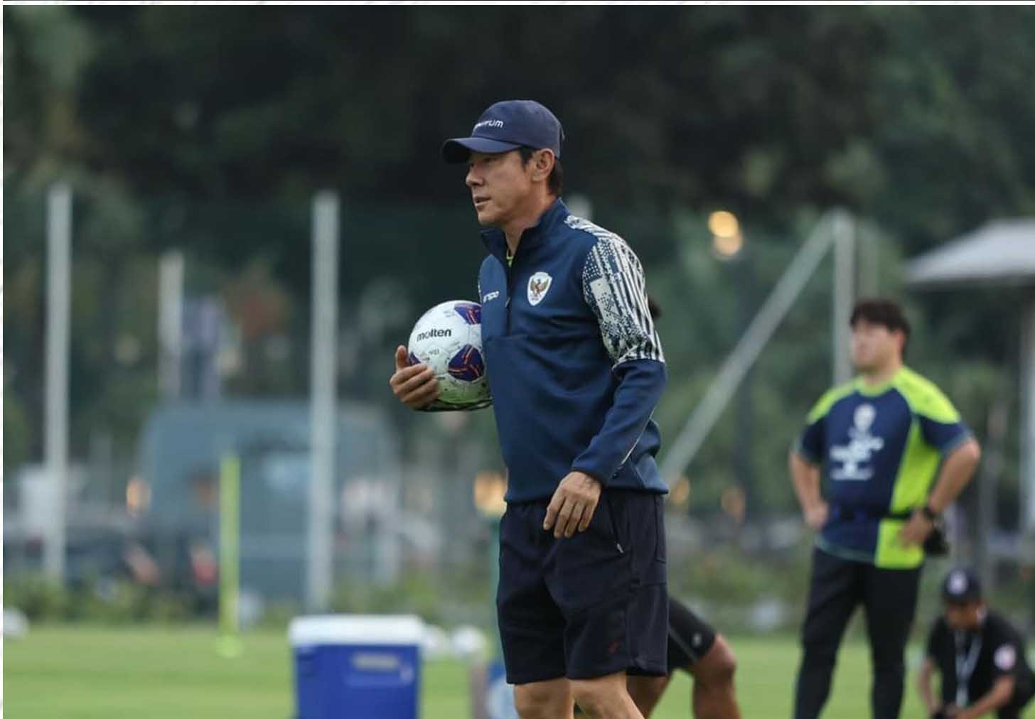 Pelatih timnas Indonesia Shin Tae-yong saat memimpin pemusatan latihan pemain yang akan dibawa ke Piala AFF 2024.