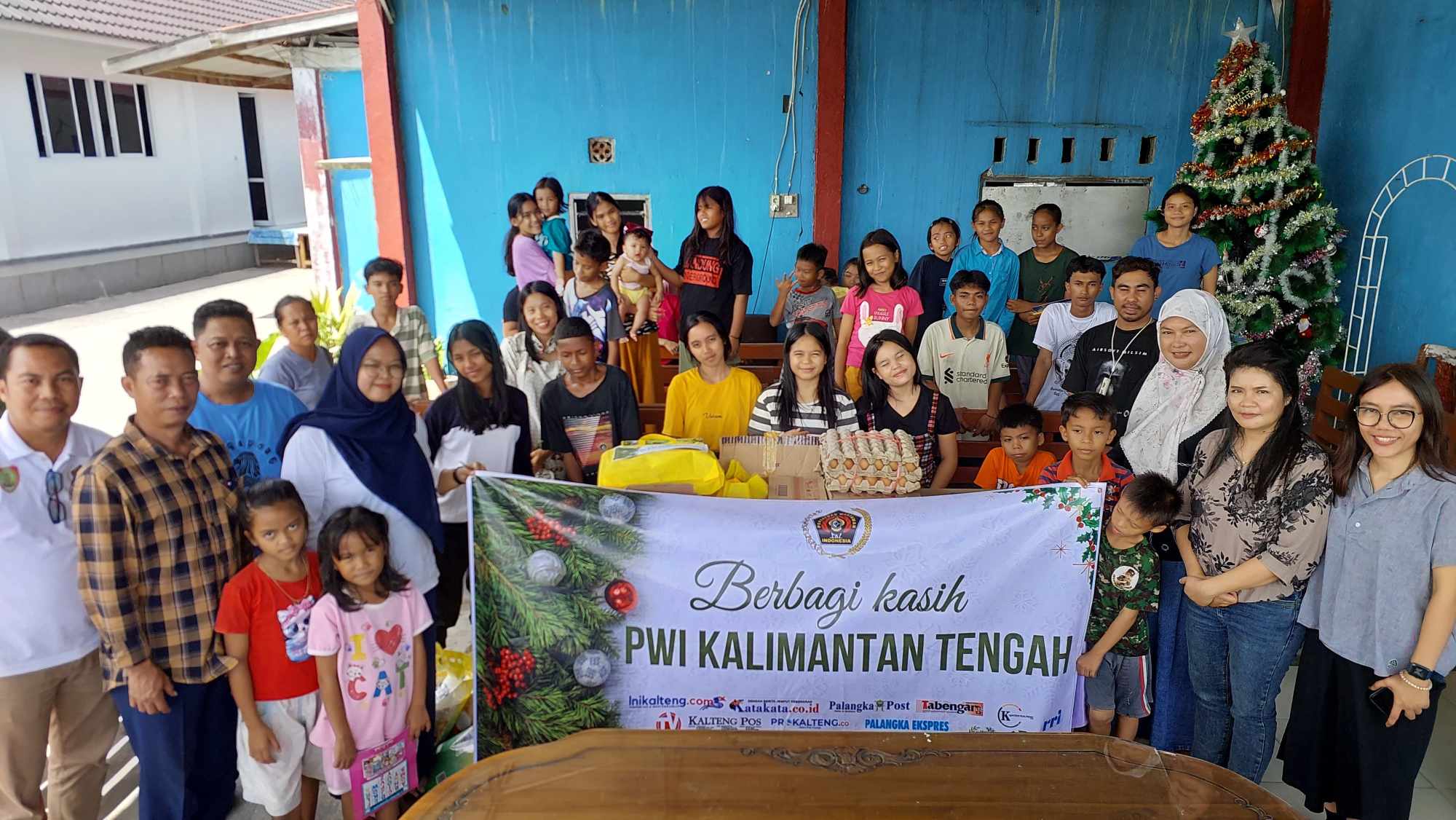 Pengurus Persatuan Wartawan Indonesia (PWI) Kalteng saat menggelar aksi sosial dengan menyalurkan bingkisan Natal kepada beberapa panti asuhan di Kota Palangka Raya, Minggu (22/12).