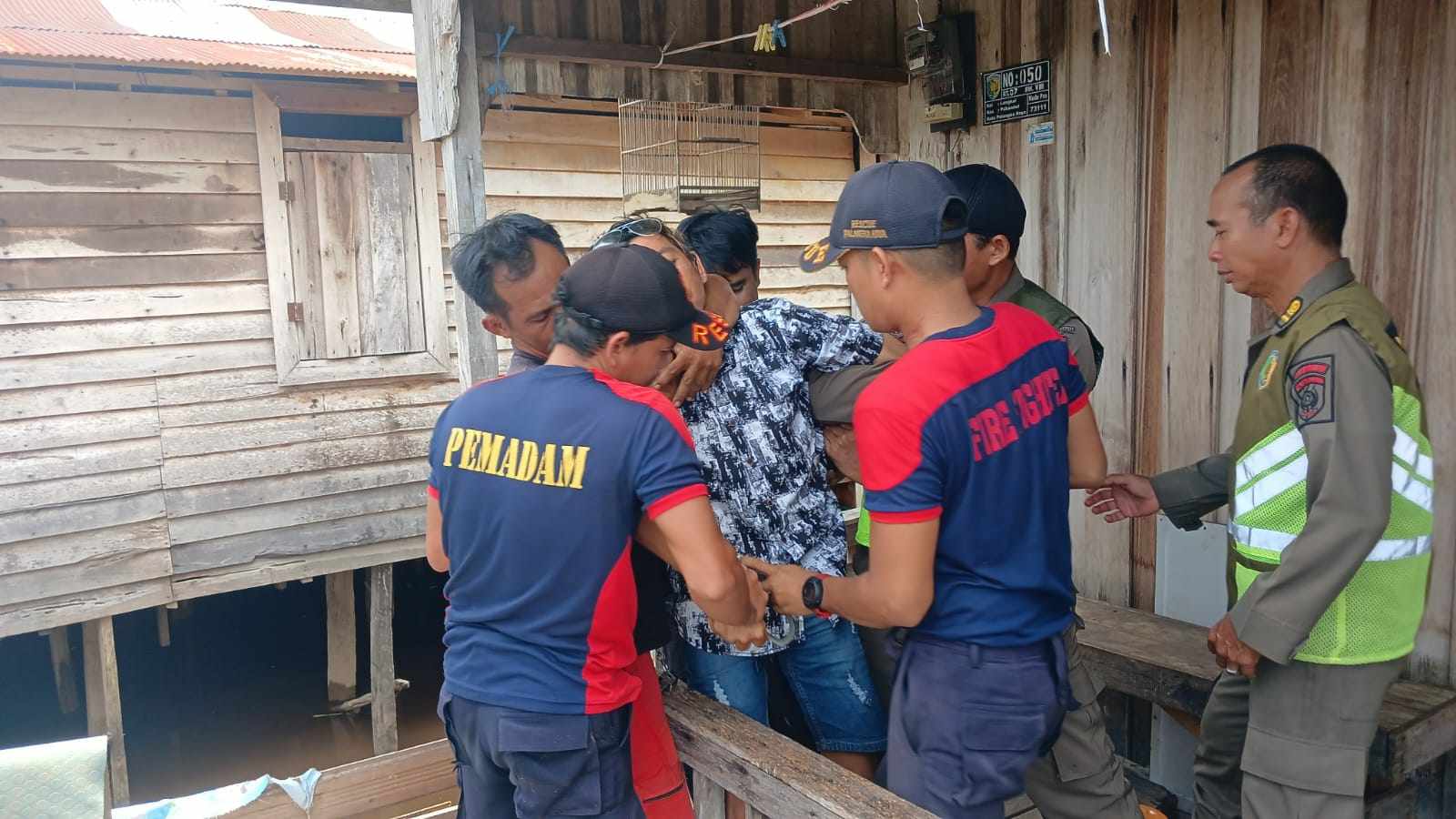 MELAWAN: Tim gabungan instansi terkait Pemkot Palangka Raya saat berupaya mengevakuasi satu ODGJ, Minggu (22/12/2024).