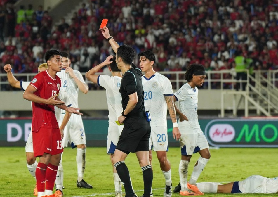 Kapten timnas Indonesia Muhammad Ferrari saat menerima kartu merah dalam laga grup B Piala AFF 2024, melawan Filipina di Stadion Manahan Solo, Sabtu (21/12) malam.