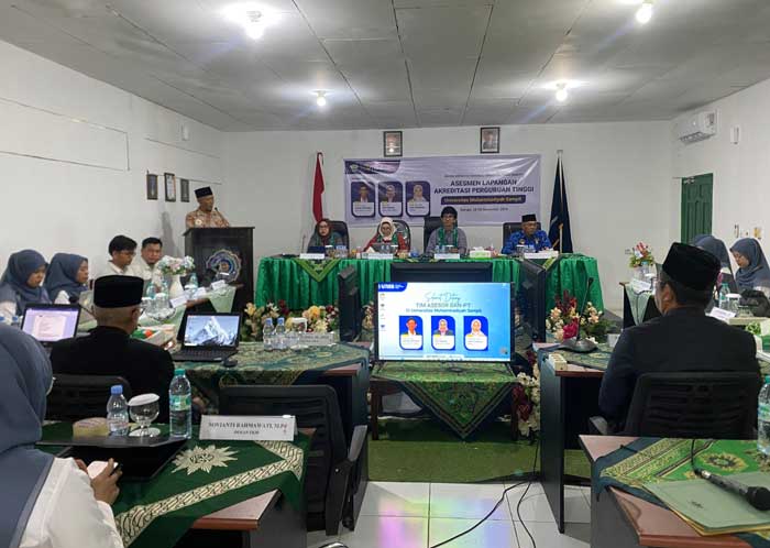 SURVEI LAPANGAN: Tim Asesor BAN-PT saat melakukan visitasi penilaian akreditasi di Universitas Muhammadiyah Sampit, 28-30 November 2024 lalu.