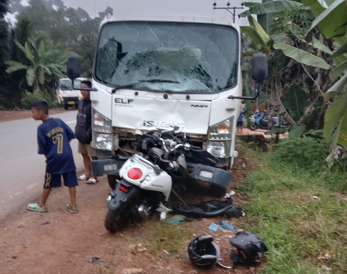LAKALANTAS: Sebuah sepeda motor rusak berat setelah menabrak truk parkir di Jalan Tjilik Riwut, kilometer 35, Kecamatan Cempaga, Kotim, Minggu (22/12) pagi