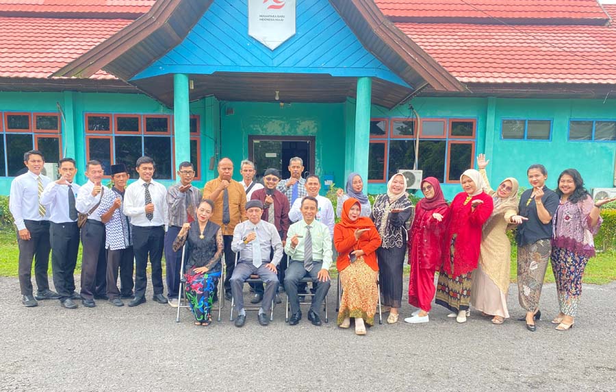 HARI IBU: Pegawai ASN Kotim kenakan pakaian khusus sambut peringatan Hari Ibu, Senin (23/12).