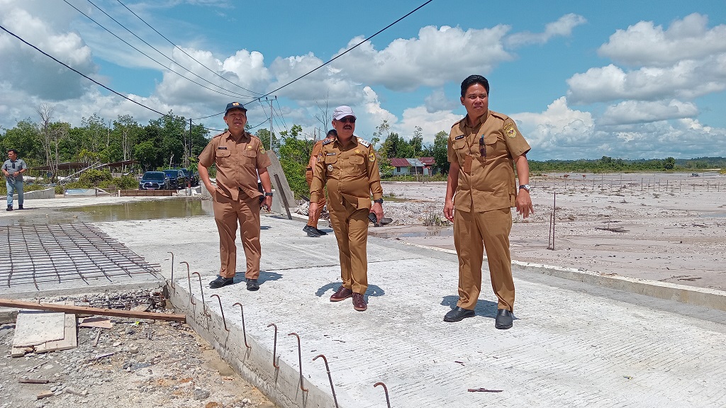 Pj Bupati Gumas Herson B Aden (tengah)ketika meninjau jembatan Sei Rawi dan Sei Miwan, belum lama tadi.