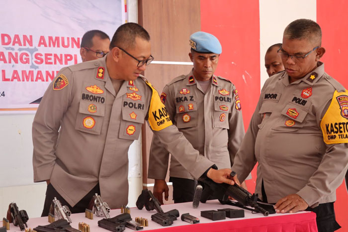 PERIKSA: Kapolres Lamandau AKBP Bronto Budiyono mengecek senjata api (senpi) yang dipinjampakaikan ke anggotanya, Senin (23/12/2024). RIA MEKAR ANGGRANI/RADAR SAMPIT
