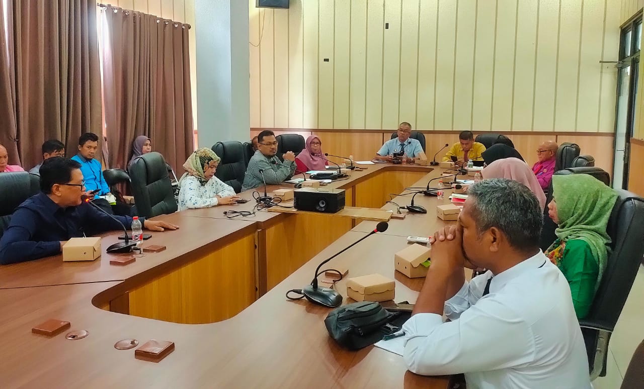 RAPAT: Pj Sekda Kotim Sanggul L Gaol pimpin rapat pengelolaan sampah, Senin (23/12).YUNI/RADAR SAMPIT