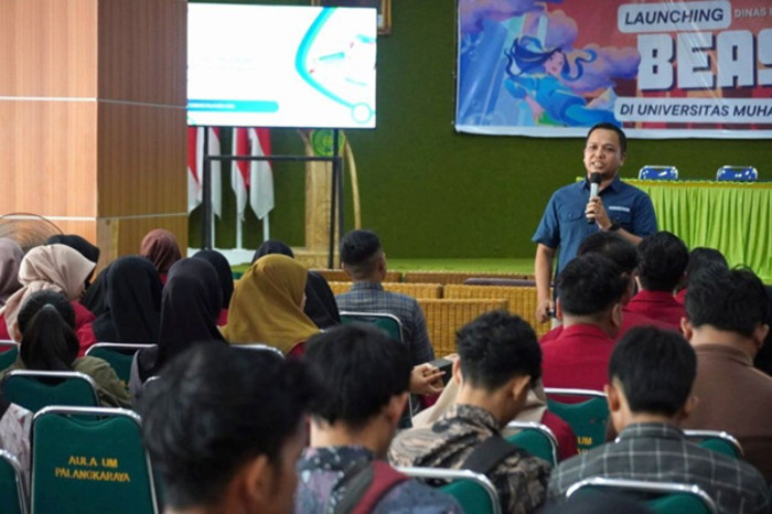 Wakil Rektor III  menyosialisasikan program JKN kepada mahasiswa baru
