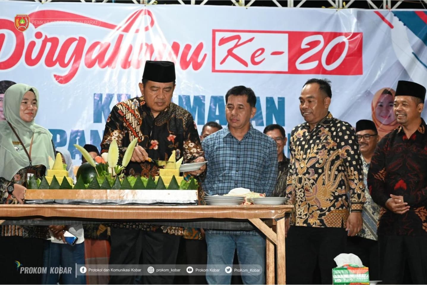 Penjabat Budi Santosa bersama Sekretaris Daerah (Sekda) dan jajaran Pemerintah Kabupaten (Pemkab) Kotawaringin Barat (Kobar) hadir dalam acara penuh khidmat itu