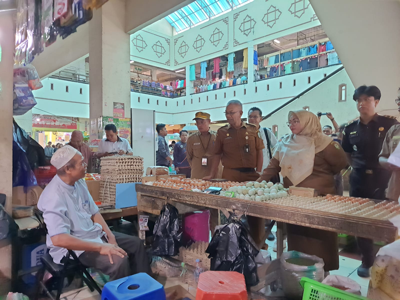 SIDAK PASAR : Wakil Bupati Kotim Irawati didampingi Pj Sekda Kotim Sanggul Lumban Gaol bersama sejumlah pejabat lainnya melakukan sidak pasar memastikan ketersediaan pasokan pangan dan mengecek harga