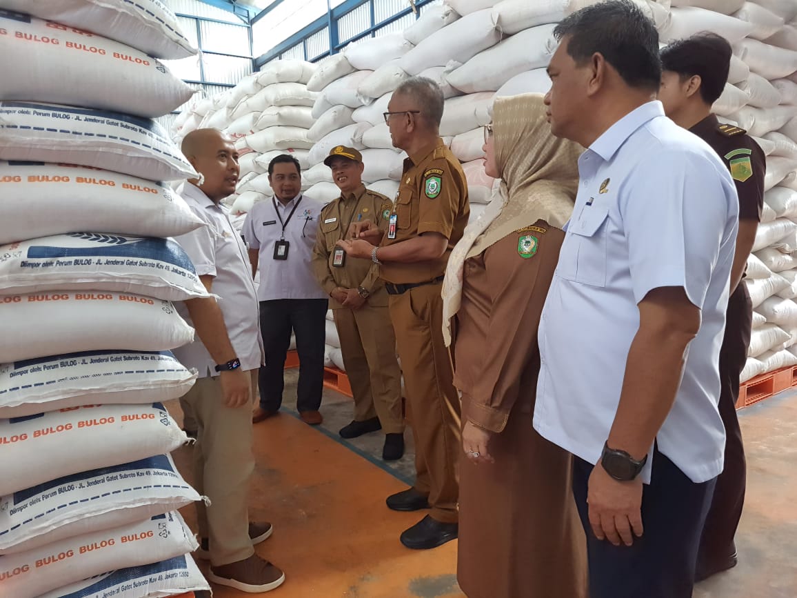 MENGECEK : Wakil Bupati Kotim Irawati dan sejumlah pejabat mengecek ketersediaan stok beras di Gudang Bulog Jalan Jenderal Sudirman KM 9, Selasa (24/12)