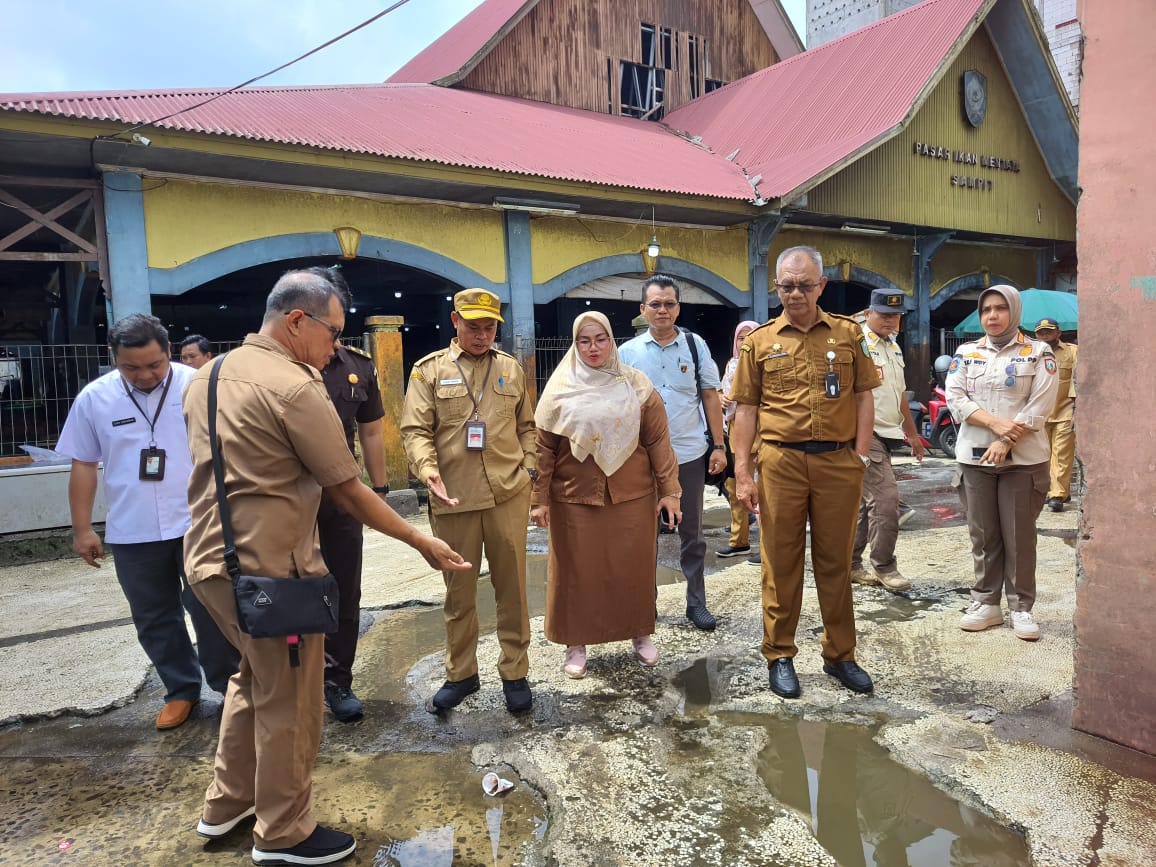 SEGERA DIPERBAIKI : Wakil Bupati Kotim Irawati, Pj Sekda Kotim Sanggul Lumban Gaol dan sejumlah pejabat mengecek kondisi jalan pelataran Pasar Ikan Mentaya PPM yang selama ini rusak berlubang.