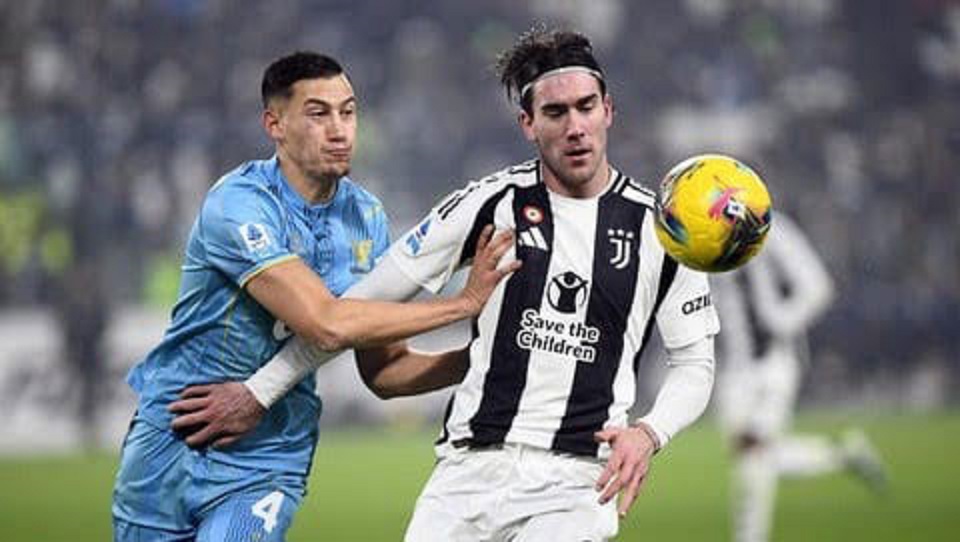 KERAS: Kapten timnas Indonesia Jay Idzes, yang bermain di Venezia saat mengawal ketat striker Juventus asal Bosnia Dusan Vlahovic, saat keduanya bertemu di Liga Italia (Serie A), musim 2024/2025.