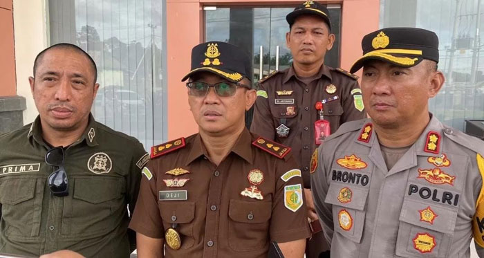 JUMPA PERS: Kepala Kejari Lamandau, Dezi Setiapermana bersama jajaran didampingi Kapolres Lamandau memberi keterangan pers, Selasa (24/12/2024). RIA MEKAR ANGGREANI/RADAR SAMPIT