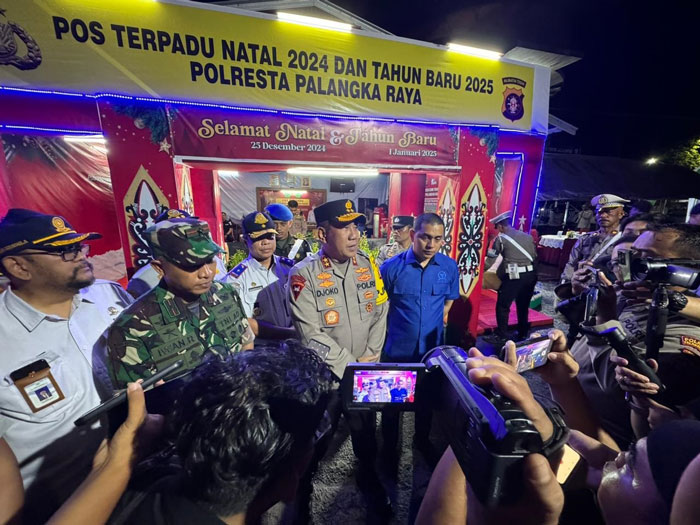 Kapolda Kalteng Irjen Pol Djoko Poerwanto saat memberi keterangan pers usai melakukan patroli malam Natal di sejumlah gereja di Kota Palangka Raya, Selasa (24/12) malam.