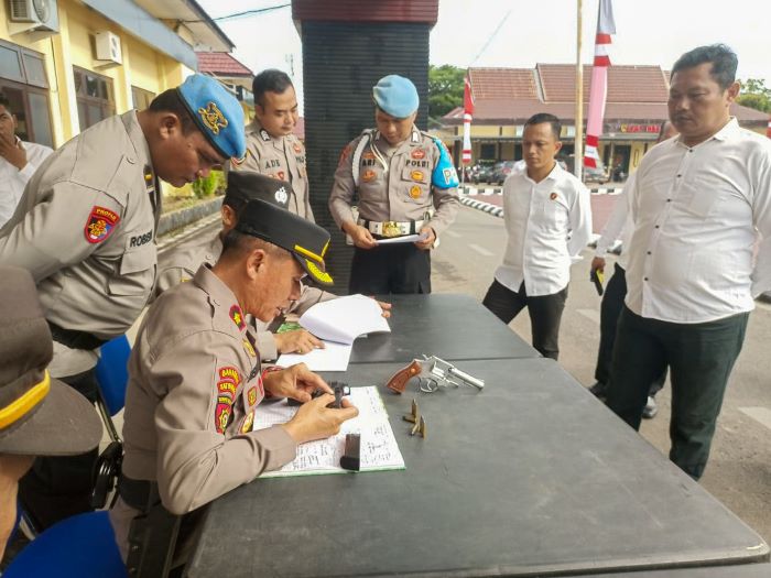 PERIKSA: Wakapolres Seruyan Kompol Hendry memimpin pemeriksaan senjata api yang dipinjampakaikan ke anggota Polres Seruyan. M. RIFANI DEWANTARA/RADAR SAMPIT