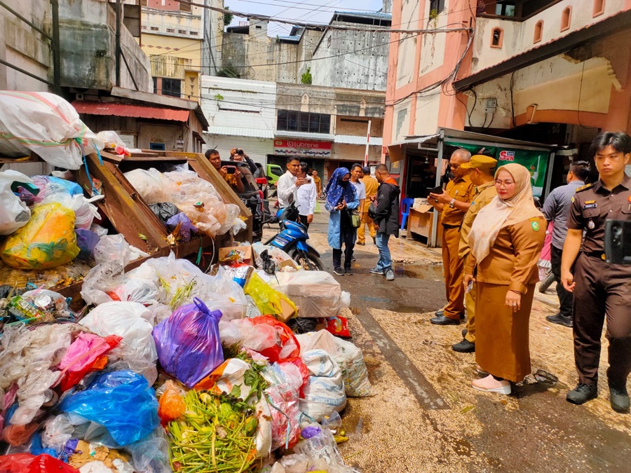 Gunungan sampah kembali mencemari kawasan Pusat Perbelanjaan Mentaya (PPM) Sampit. Kondisi ini memicu perhatian serius dari Wakil Bupati Kotawaringin Timur (Kotim), Irawati, saat sidak.