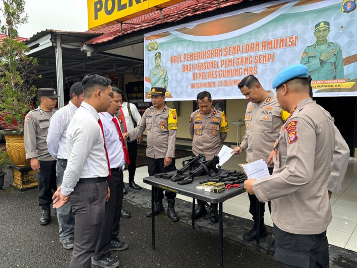 SENPI : Suasana pemeriksaan senpi dan amunisi di halaman Mapolres Gumas, Senin (23/12/2024). HUMAS POLRES GUMAS FOR RADAR SAMPIT