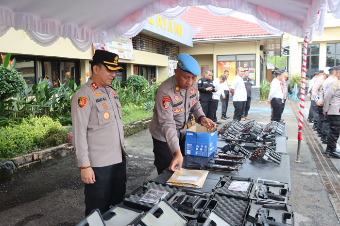 CEK SENPI : Kapolres Kotim AKBP Resky Maulana Zulkarnain mengecek senjata api (senpi) yang digunakan anggotanya di Mapolres Kotim, Senin (23/12/2024). ISTIMEWA/RADAR SAMPIT