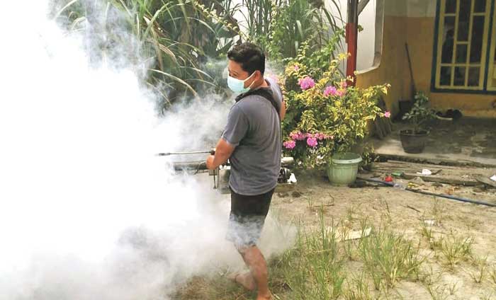 CEGAH DBD: Kegiatan fogging di Desa Sumber Agung, Kecamatan Pangkalan Lada, Kabupaten Kotawaringin Barat, Selasa (24/12).